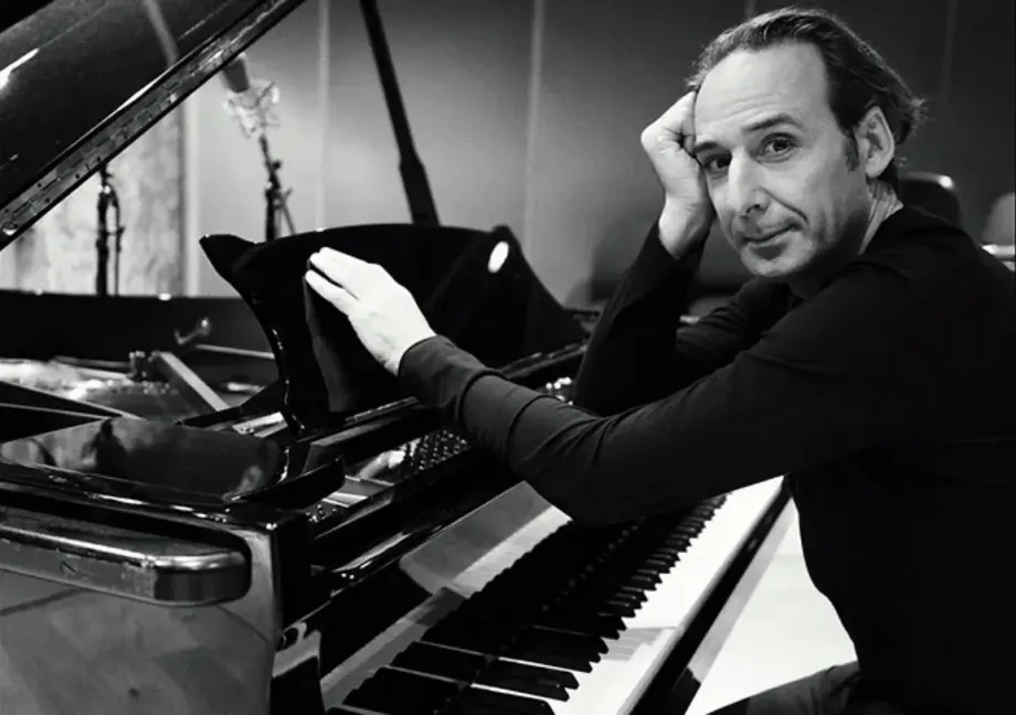 Alexandre Desplat y la arquitectura sonora de El precio de la red