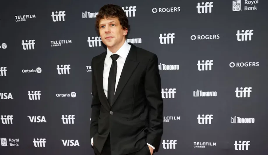 Jesse Eisenberg rechazó millones para volver como Mark Zuckerberg, según Aaron Sorkin: “Es exasperante”