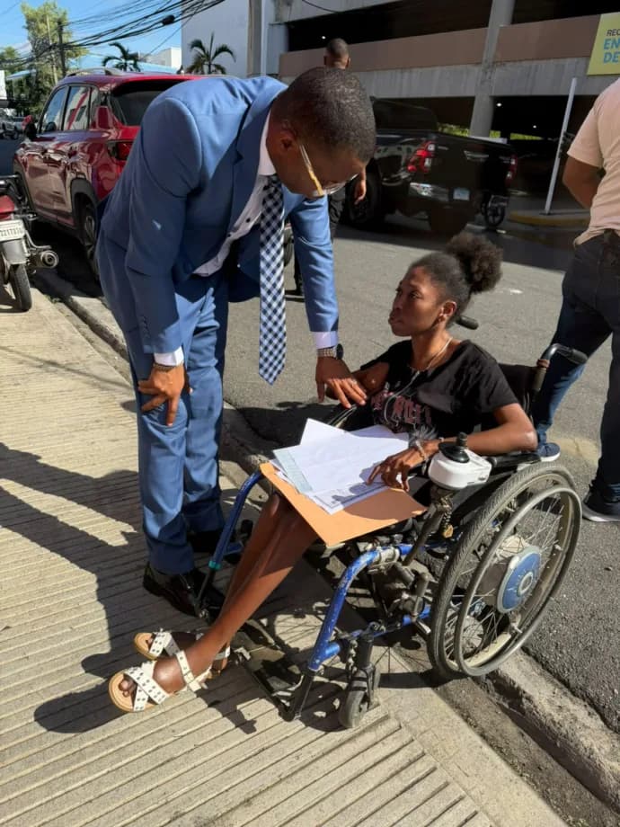 Joven con discapacidad solicita silla de ruedas eléctrica y exoneración de vivienda al Gobierno
