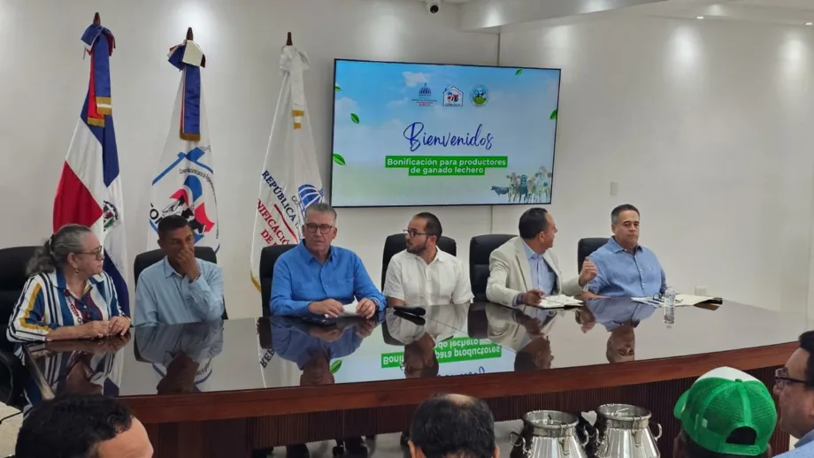 Gobierno entrega RD$30 millones para tecnificar riego de productores lecheros