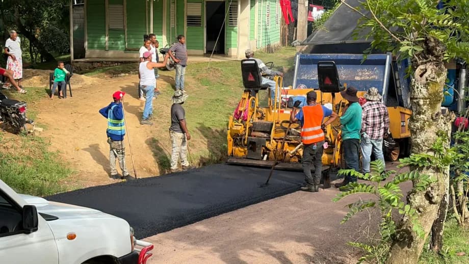 carretera Tras más de 45 años de espera, inician asfaltado de carretera