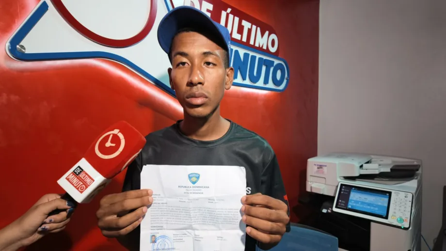 Joven denuncia policías compraron pica pollo con su tarjeta