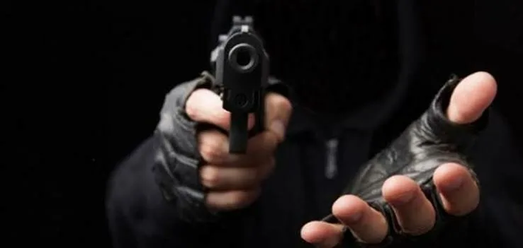 Hieren de bala a vigilante durante presunto atraco