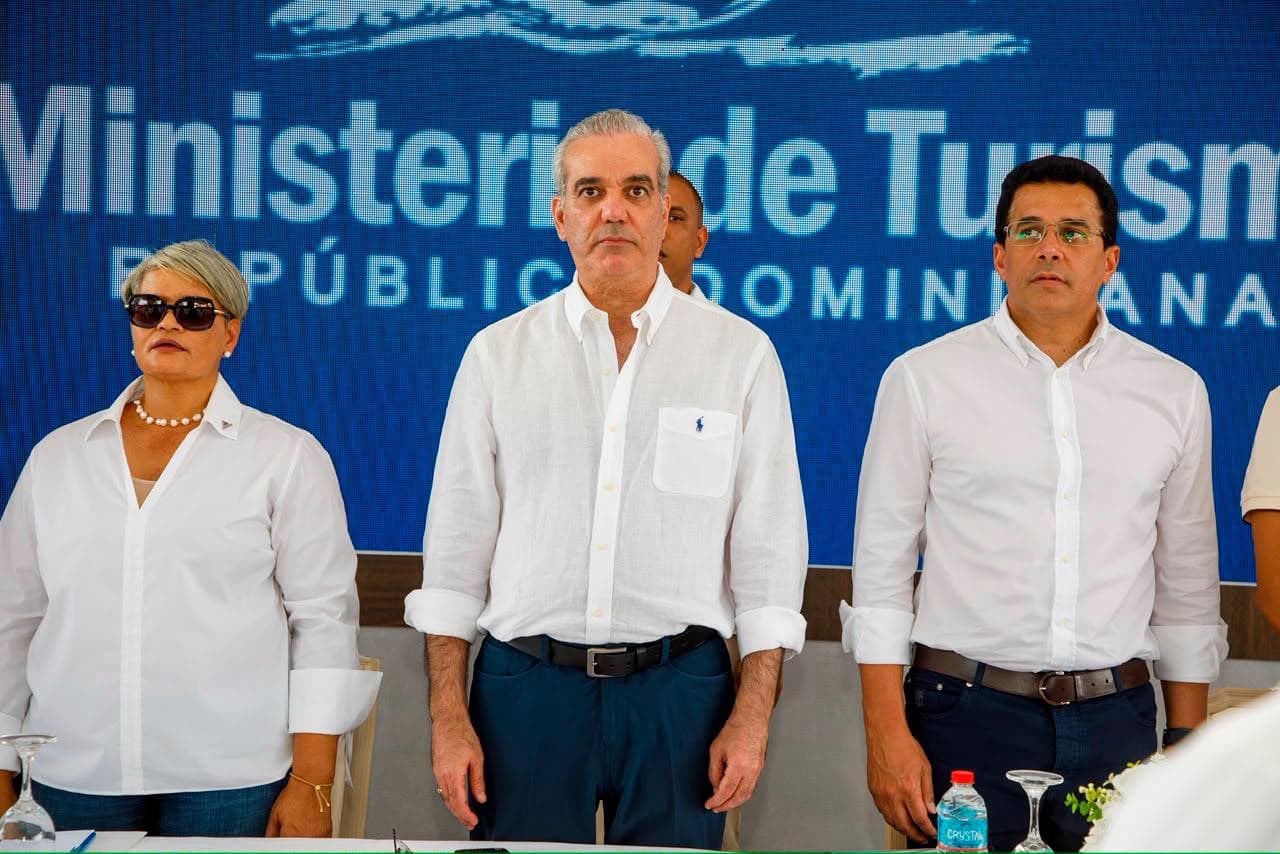Presidente Abinader y David Collado entregan remozada playa El Faro en San Pedro de Macorís
