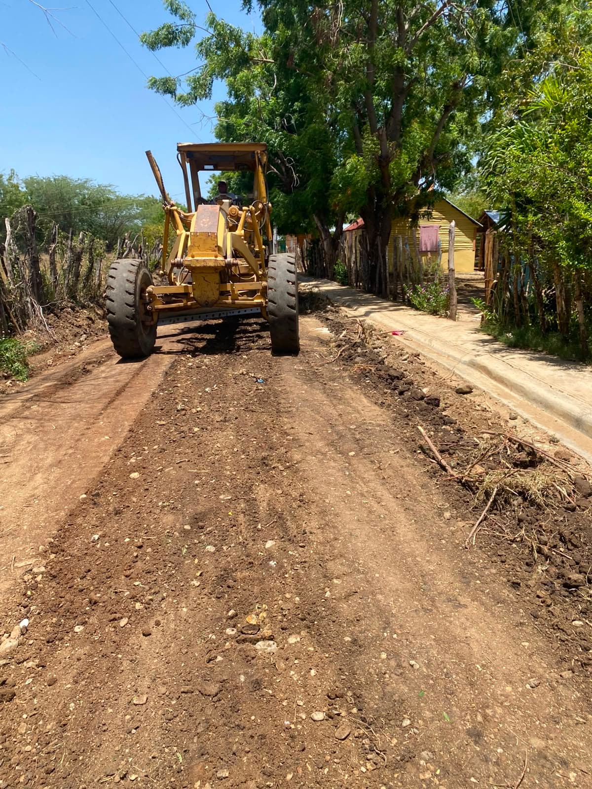 En Montecristi DGDF rehabilita camino carretero de Guayubincito que conecta zonas agrícolas y ganaderas en esta parte de RD