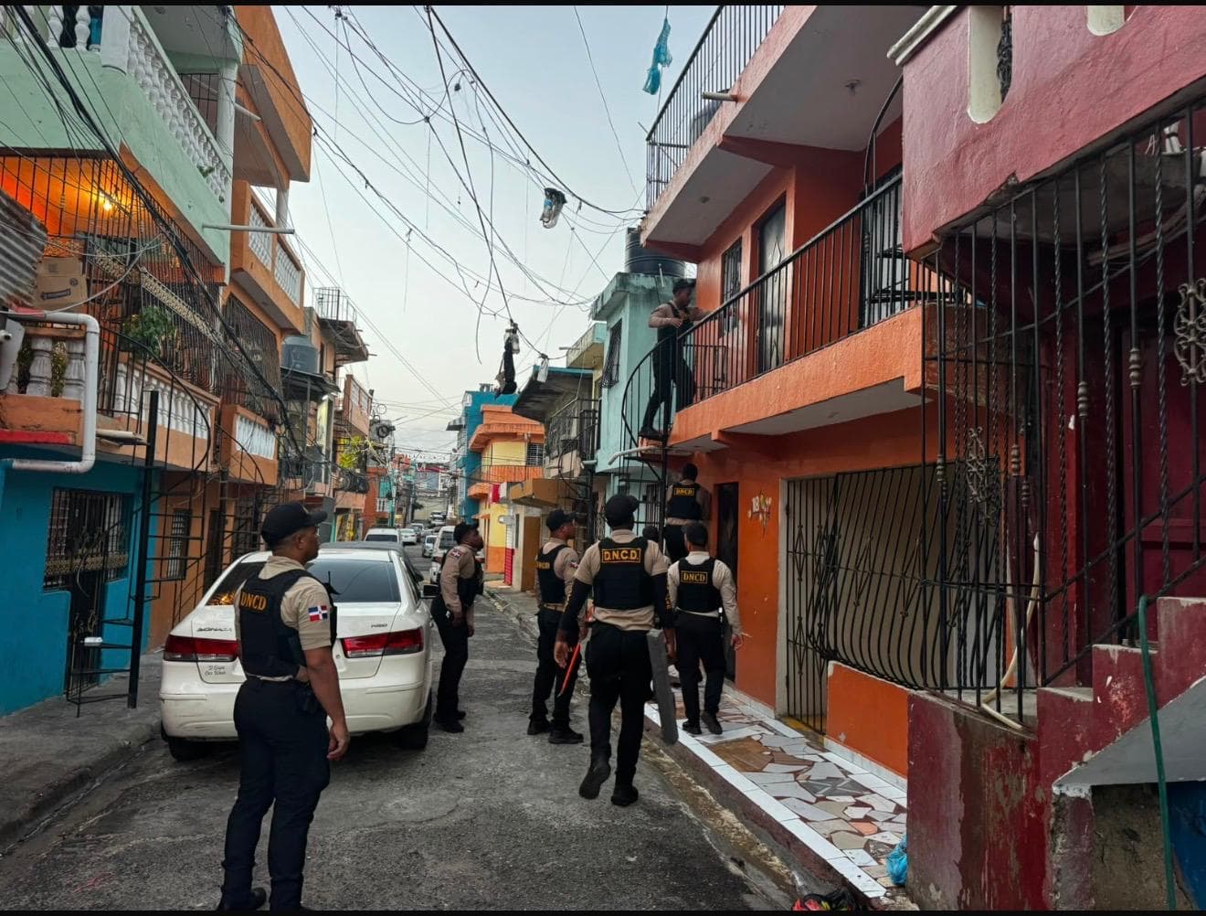 DNCD realiza allanamientos en varios sectores del Distrito Nacional y arresta a seis personas