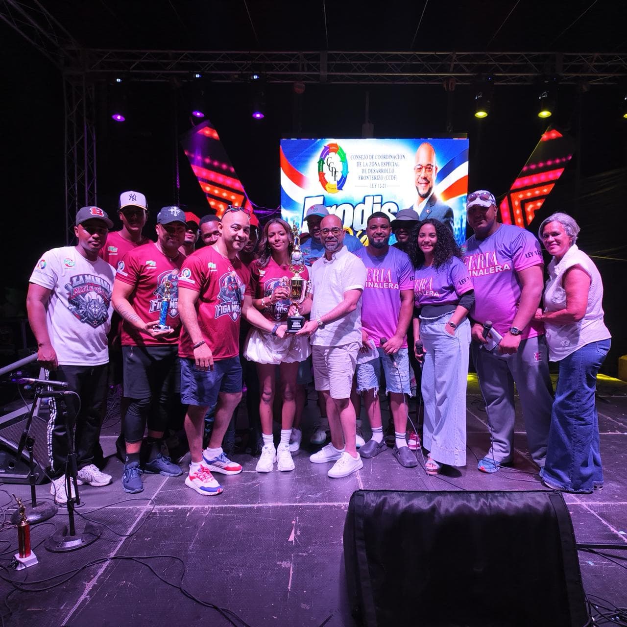 ERODIS DÍAZ LLEVÓ SU APOYO Y COMPROMISO AL 5TO CLÁSICO DE PELOTA DE TRAPO BARRIO ALBIMAR