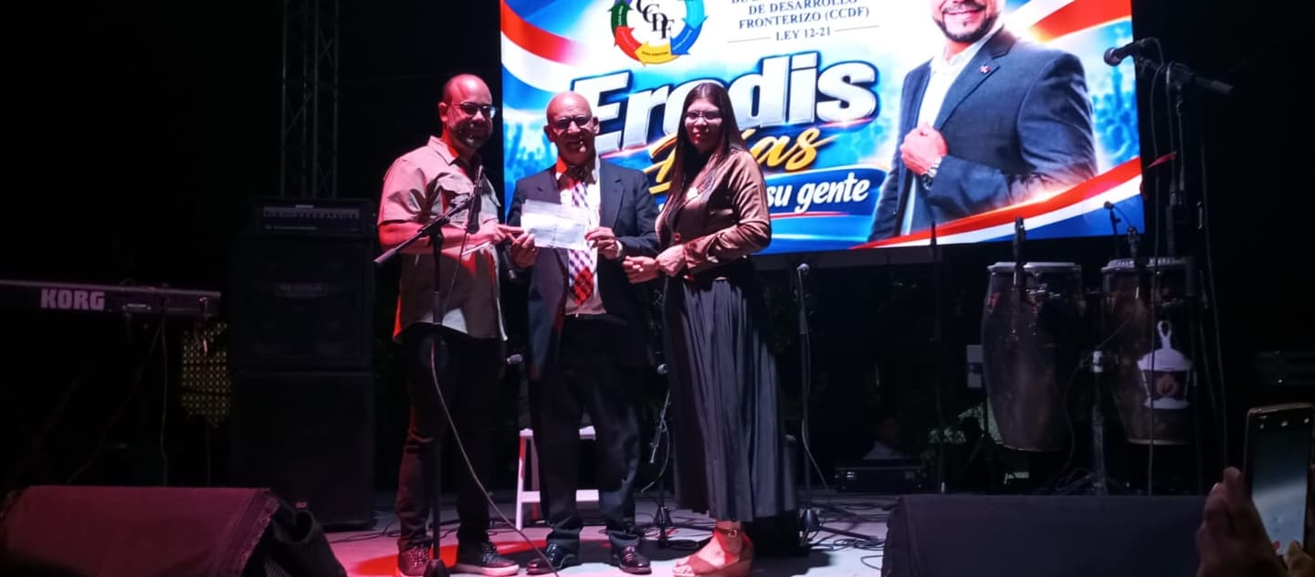Erodis Díaz participa en el concierto de Martha Candela, hace aportes económicos para terminación de una iglesia
