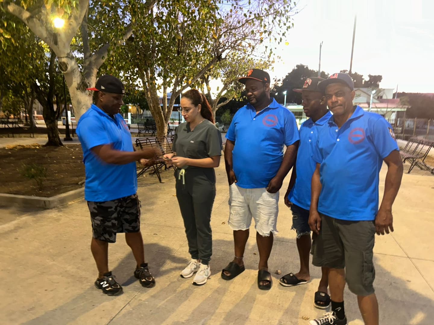 En Montecristi Asociación de Árbitros y Anotadores de Softbol y béisbol hacen aporte económico para la salud de la profesora Yaniris Vargas