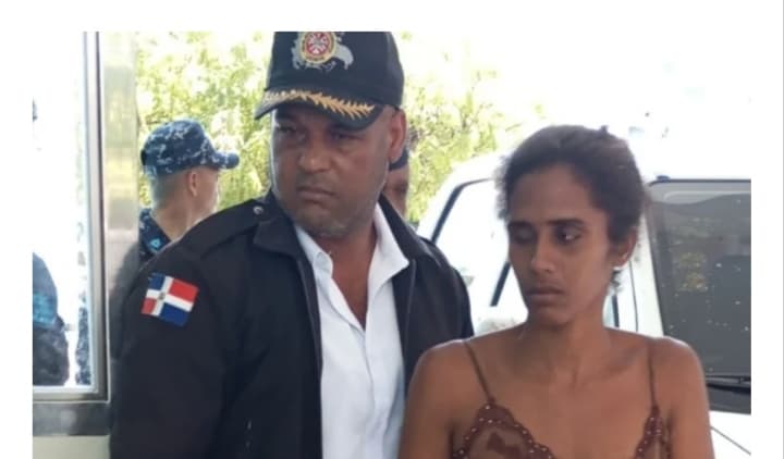 En estos momentos en el hospital Padre Fantino de Montecristi recibe asistencia médica Ana Mabel Infante quien se lanzó la mañana de este miércoles del puente general Benito Moción sobre el río Yaque del Norte en esta localidad, se recuerda que hace un tiempo atrás esa misma fémina se lanzó había cometido ese hecho en el mismo lugar con su hijo de dos años en brazos el que nunca apareció, más detalles en breve Montecristi.net