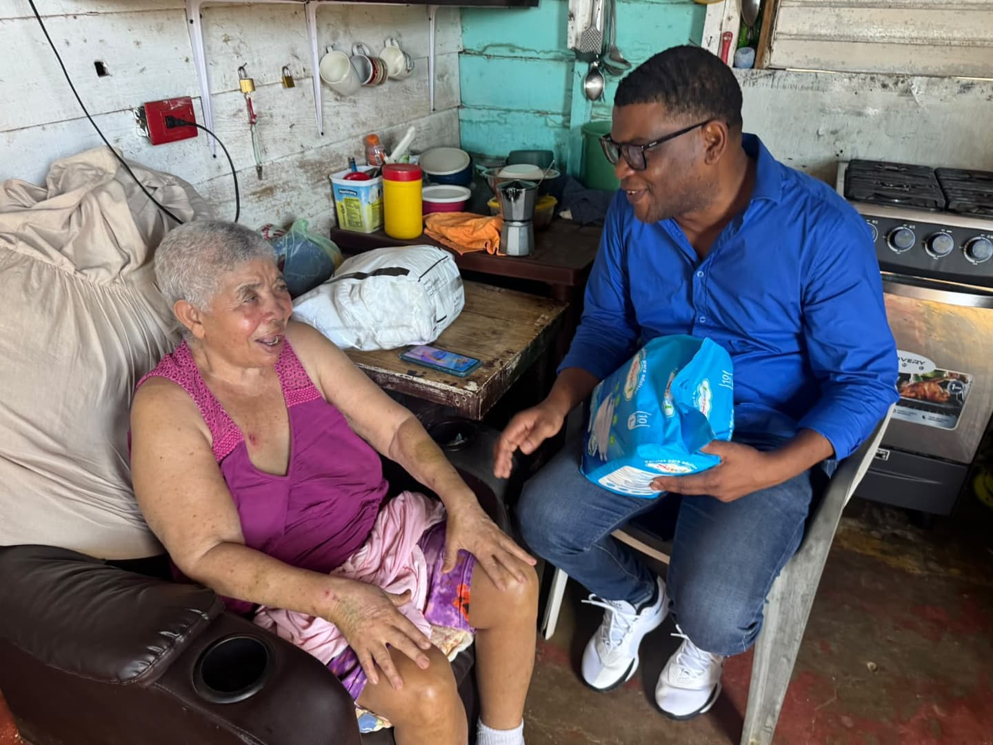 Edith Vargas lleva apoyo y escucha necesidades de comunitarios en Montecristi
