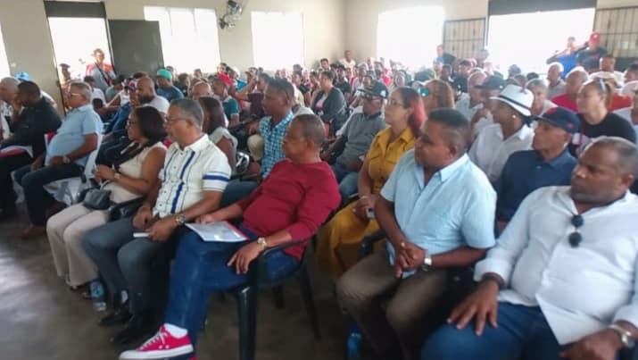 MONTECRISTI: Residentes de El Rodeo, El Jaiquí y El Gómez sostienen encuentro con autoridades de Montecristi y piden rehabilitación de carretera y mejoría servicio del agua