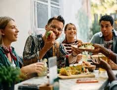 ¿Comer tarde en la noche hace daño? Conoce los riesgos para la salud de ingerir alimentos en altas horas de la noche