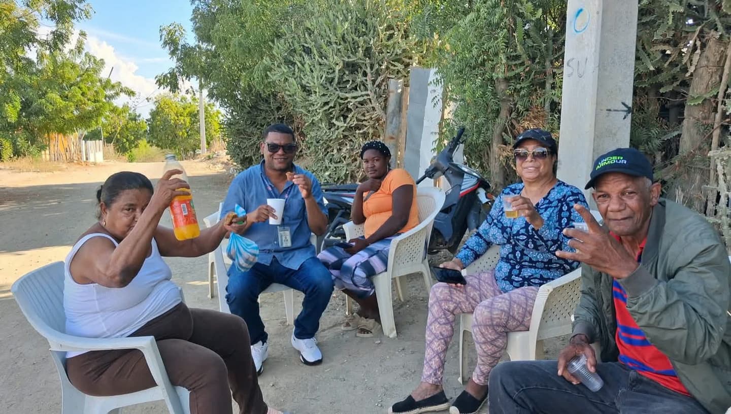 Comunicador Edith Vargas mantiene agenda para escuchar inquietudes de habitantes en barrios de Montecristi