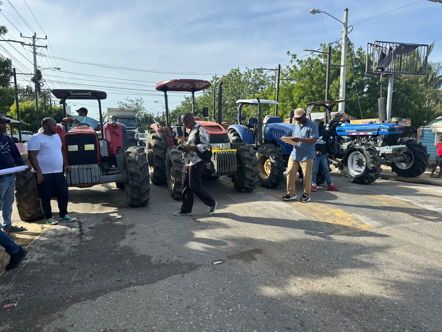 MONTECRISTI: Dueños de máquinarias pesadas bloquean carretera Duarte en el Km 17 reclamando pago de RD$80 millones por trabajos en Proyecto La Cruz de Manzanillo