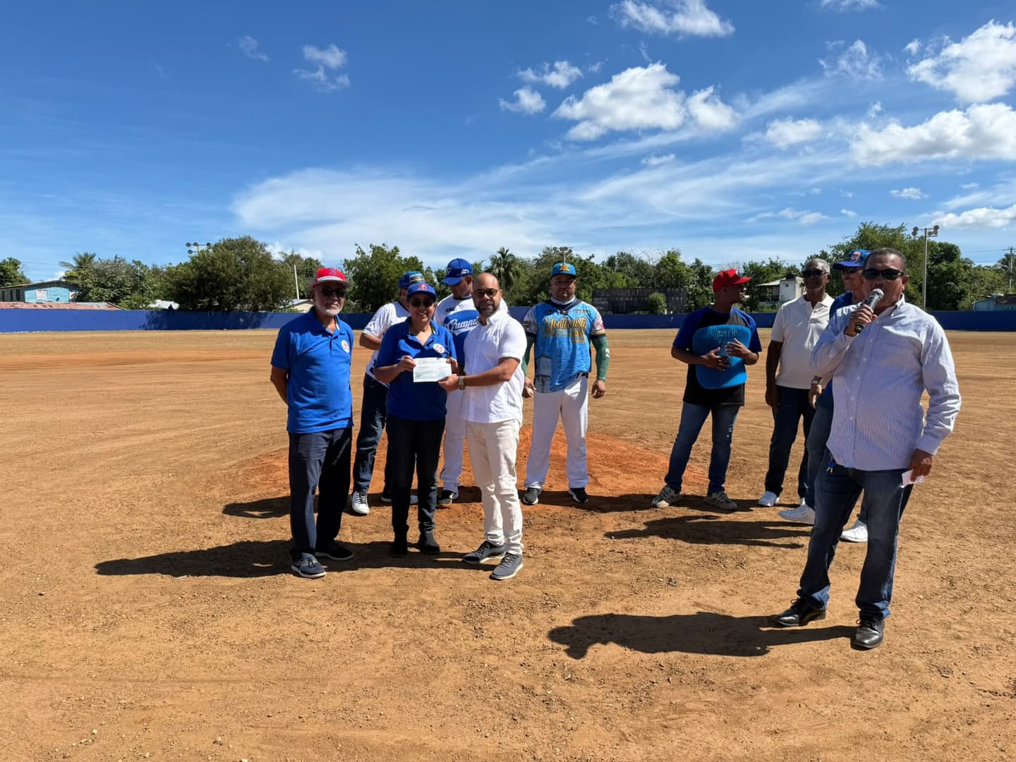 Director del CCDF Erodis Díaz entrega aportes económicos a equipos y a la Liga de Béisbol de Montecristi