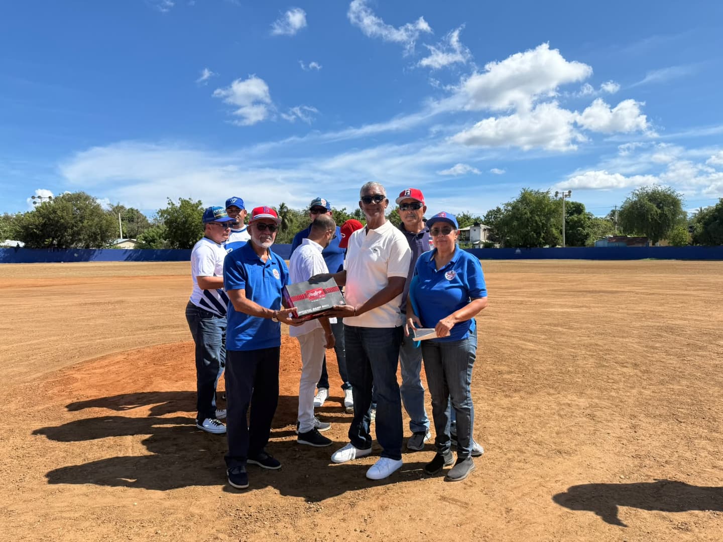 Maito Sabala entrega caja de pelotas al torneo de béisbol de Montecristi