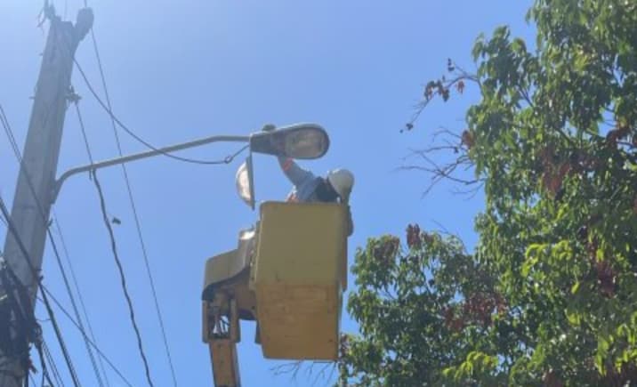 Alcalde Jesús Jerez gestiona junto a Edenorte cambio de lámparas en barrios de Montecristi