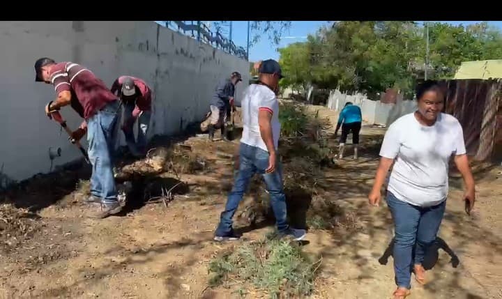 «ALCALDE JESÚS JEREZ ACTIVO» Alcaldía de Montecristi realiza trabajos de limpieza y acondicionamiento detrás del Bulevar entrada de Montecristi