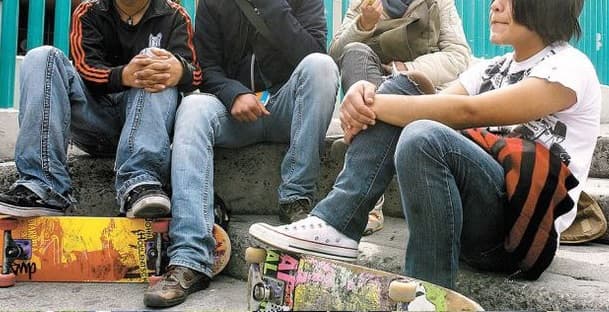 Jóvenes que no trabajan ni estudian son más afortunado en el amor