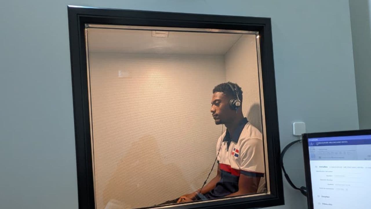 Christopher Melenciano recibe auxiliares auditivos de alta tecnología de Audioprotésica
