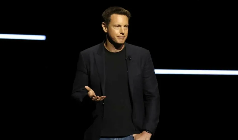 David Ellison deja fuera a los jefes de cine de Warner Bros. en Skydance