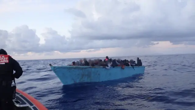 Guardia Costera de EE.UU. rescata a 61 migrantes de una embarcación cerca de República Dominicana