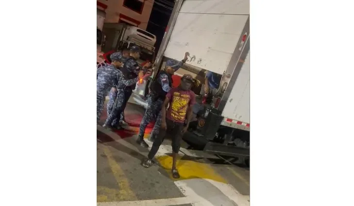 Policía detiene camión con 44 haitianos