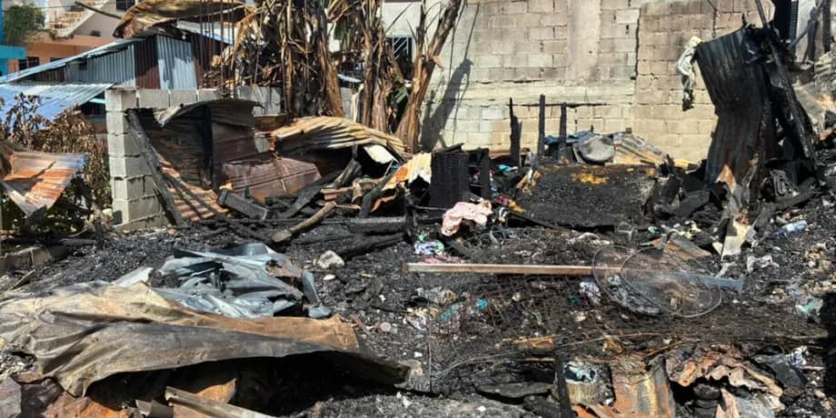 Cinco familias lo pierden todo tras incendio que redujo a cenizas sus casas en El Café de Herrera