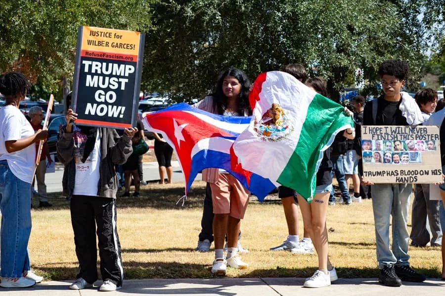 Un juez federal bloquea las multas de Trump a inmigrantes por no salir del país