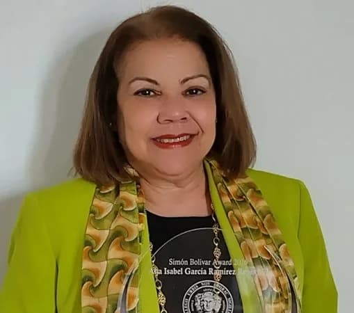 Ana García Reyes recibe Premio Simón Bolívar