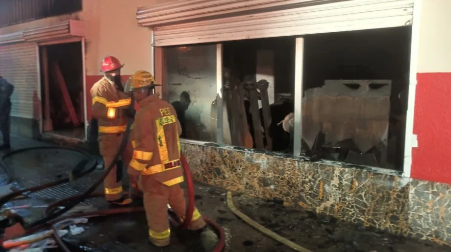 Incendio moviliza a los bomberos en mueblería de Gurabito