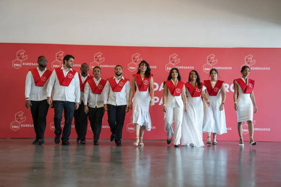 Diez profesionales se gradúan de maestría en INTEC con becas