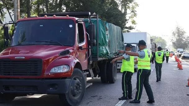 Digesett coloca cintas reflectivas a 100 vehículos pesados