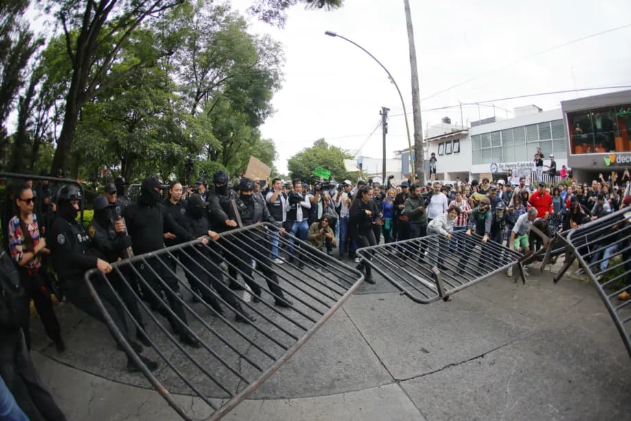 Miles de mexicanos marchan para exigir una alerta sanitaria