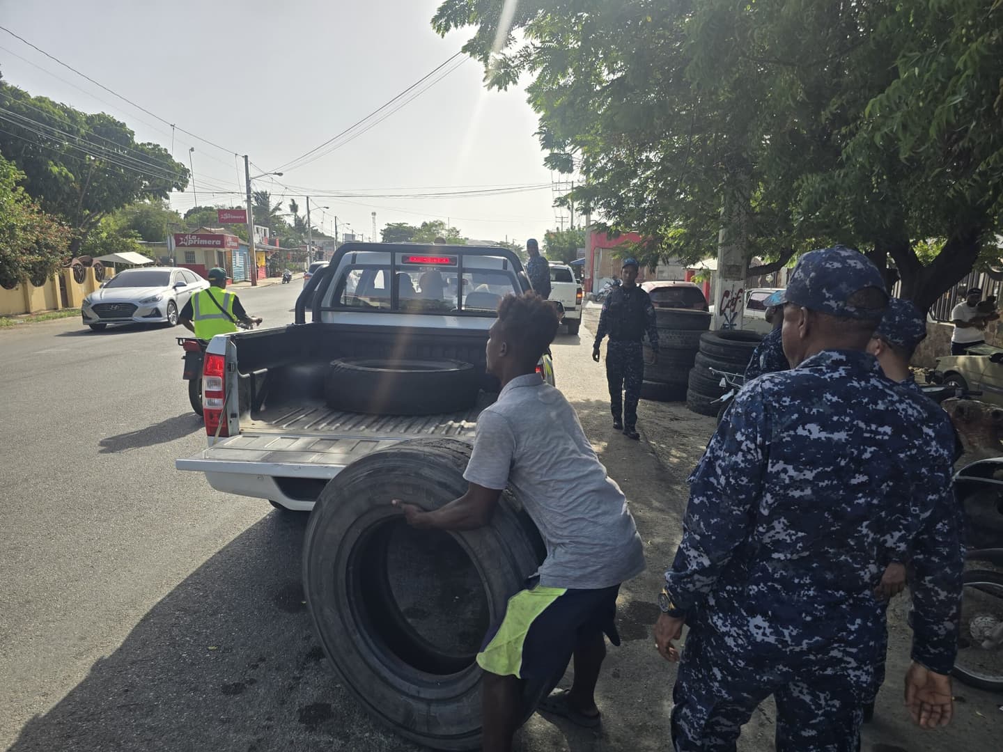 En Montecristi coronel Jorge Rodríguez encabeza operativo de patrullaje preventivo y recogida de neumáticos para prevenir desórdenes