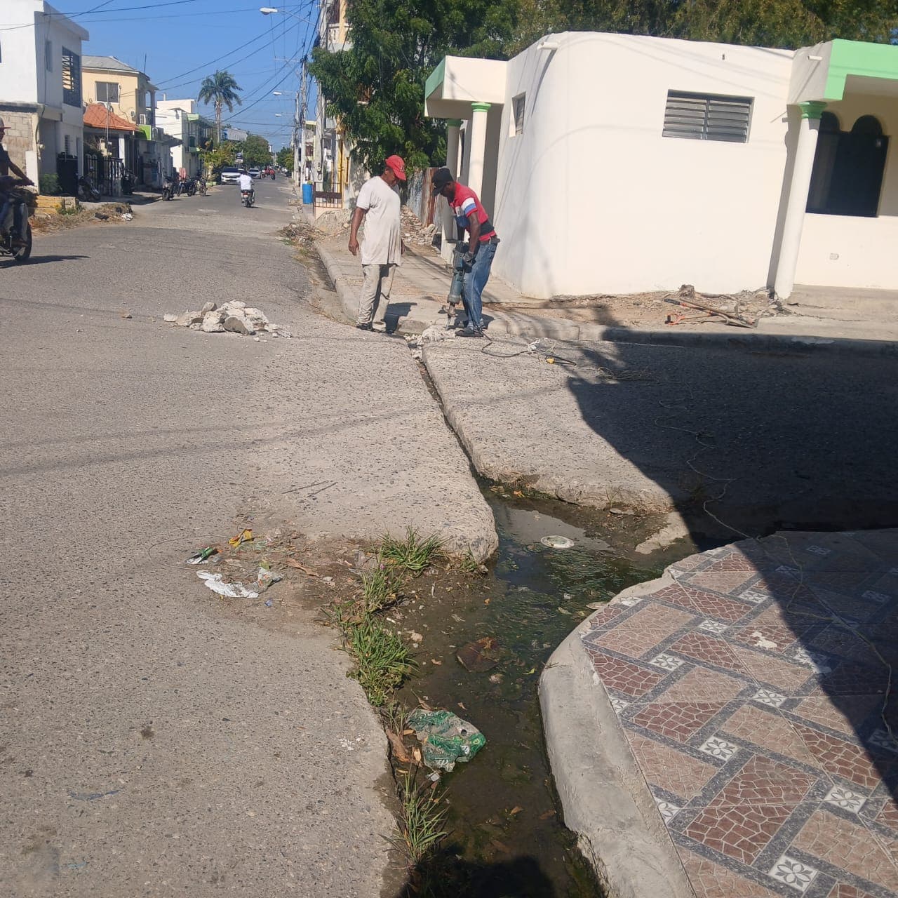 Alcalde Jesús Jerez da inicio a construcción de otro badén en el barrio Las Flores