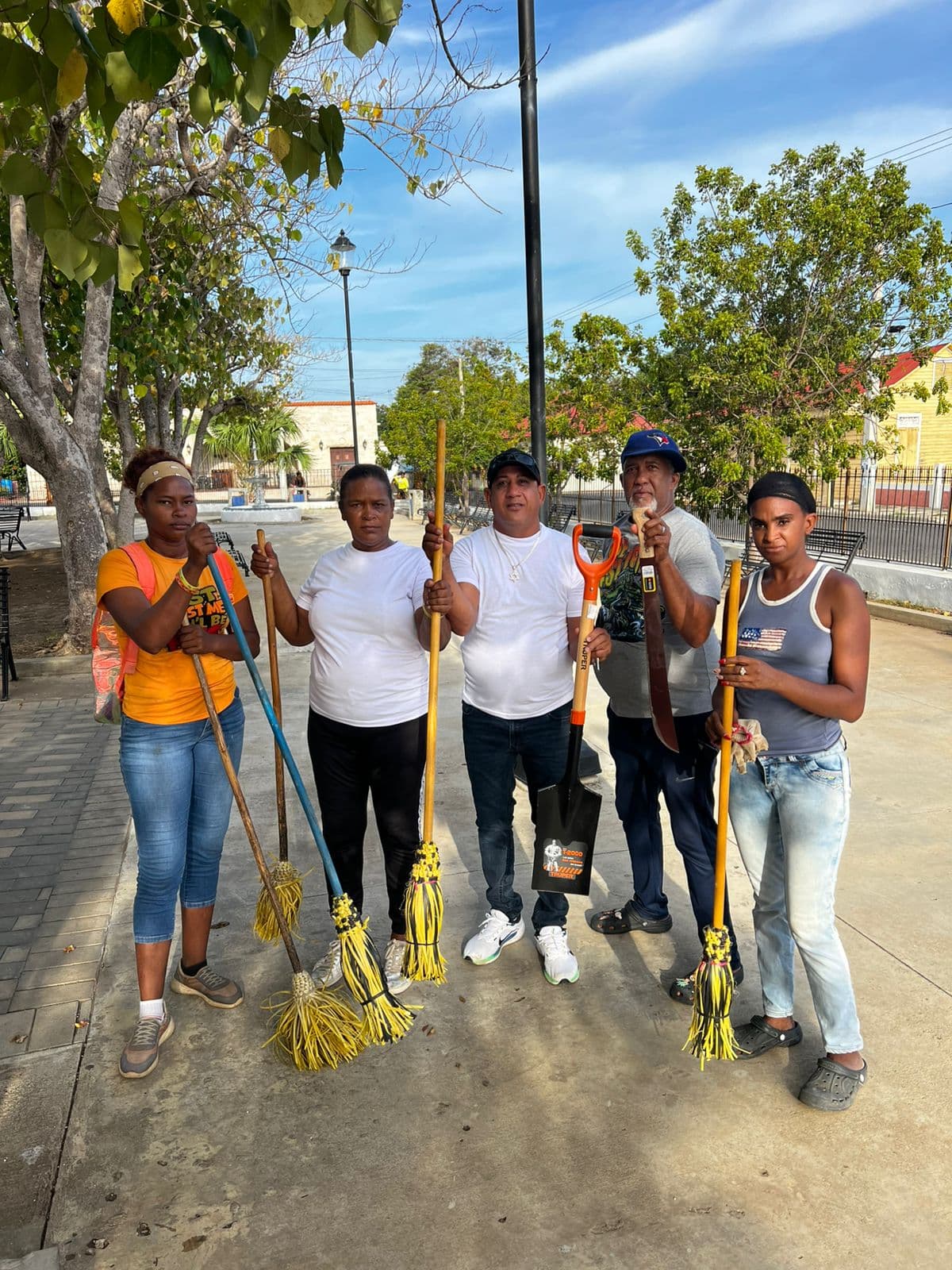 Alcalde Jesús Jerez dispone entrega de equipos para fortalecer limpieza de los parques de Montecristi