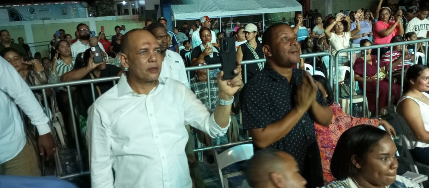 Cristian Castro al estar presente en el concierto de Martha Candela lo calificó de exitoso y de unión familiar