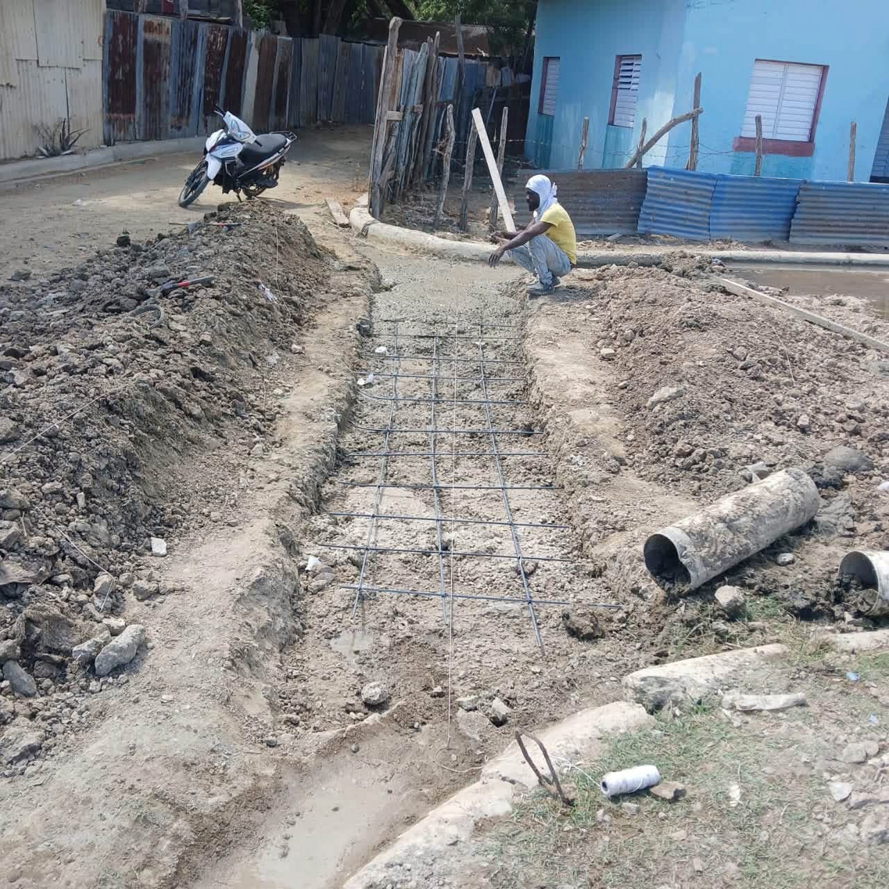 Alcalde Jesús Jerez continúa construcción de contenes y badenes en sectores de Montecristi