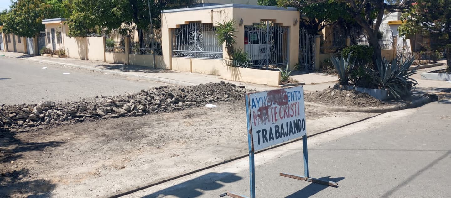 Alcaldía de Montecristi reconstruye badén entre avenida Mella y calle José Salcedo con recursos propios