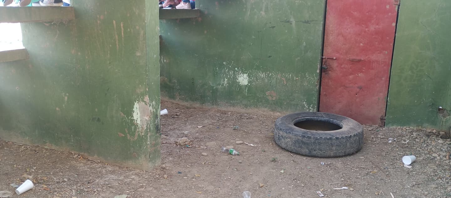 En Villa Vásquez play de béisbol Antulio Martínez presenta deterioro físico en sus estructuras, además pone en peligro la salud de quienes asisten allí