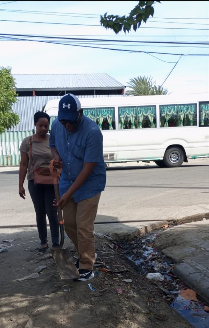 Edith Vargas el profesor Defensor del Pueblo contribuye al ornato, limpieza e higienización de contenes y baden en el barrio San Pedro de Montecristi