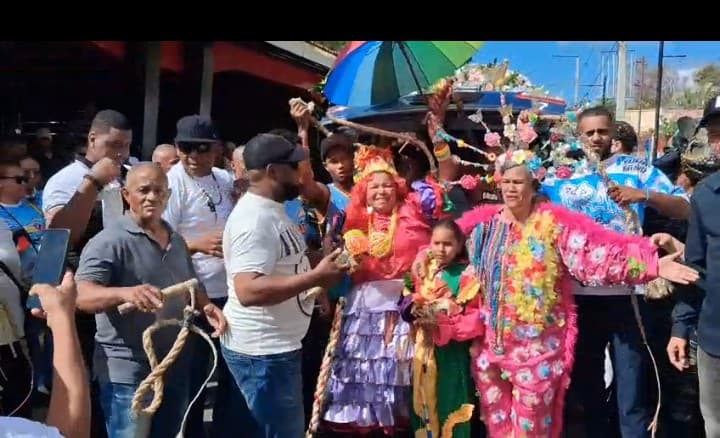 MONTECRISTI: En medio de llantos, enfrentamientos de Toros y Civiles y colorido del carnaval sepultan a Yajaira Frías